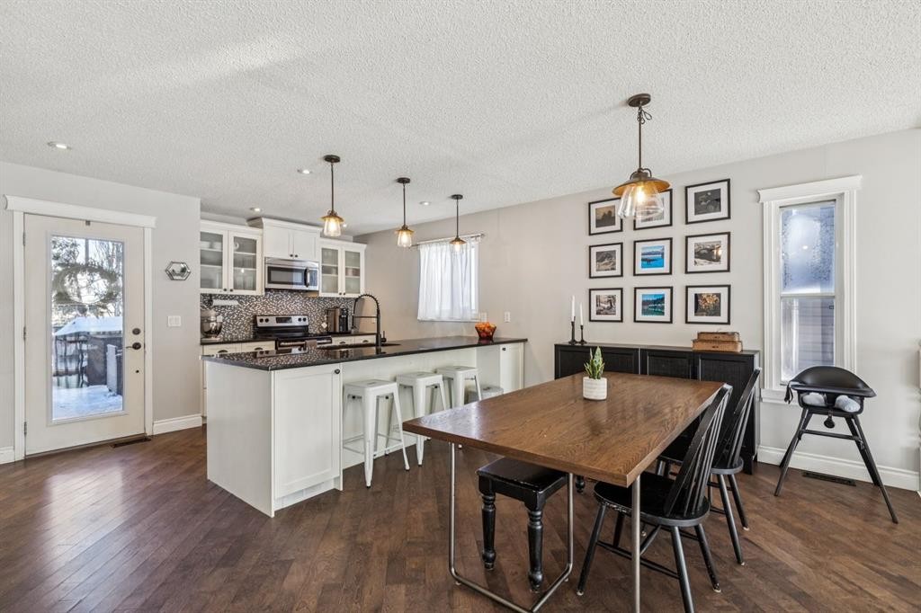 79 Riverglen Way Se, Calgary, AB - Indoor Photo Showing Dining Room
