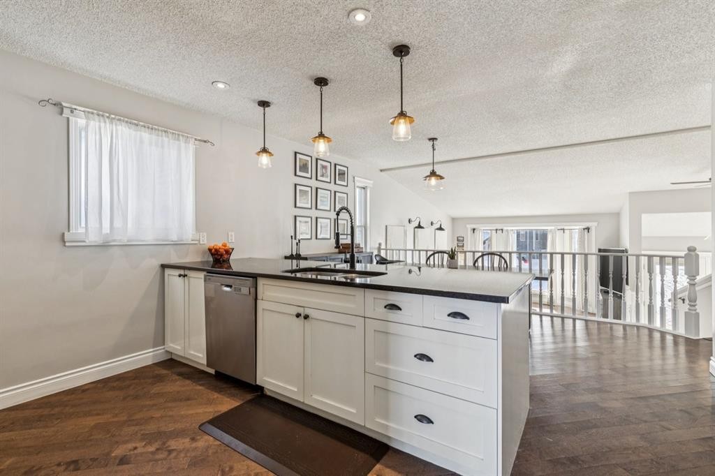 79 Riverglen Way Se, Calgary, AB - Indoor Photo Showing Kitchen