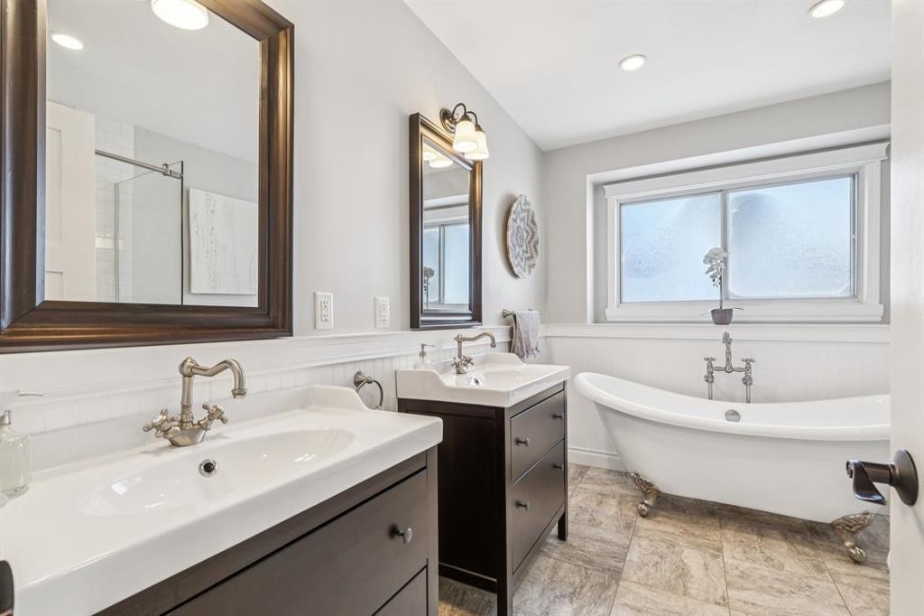 79 Riverglen Way Se, Calgary, AB - Indoor Photo Showing Bathroom