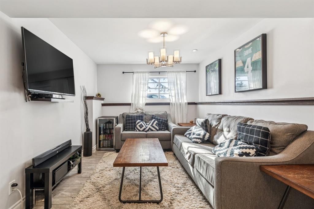 79 Riverglen Way Se, Calgary, AB - Indoor Photo Showing Living Room