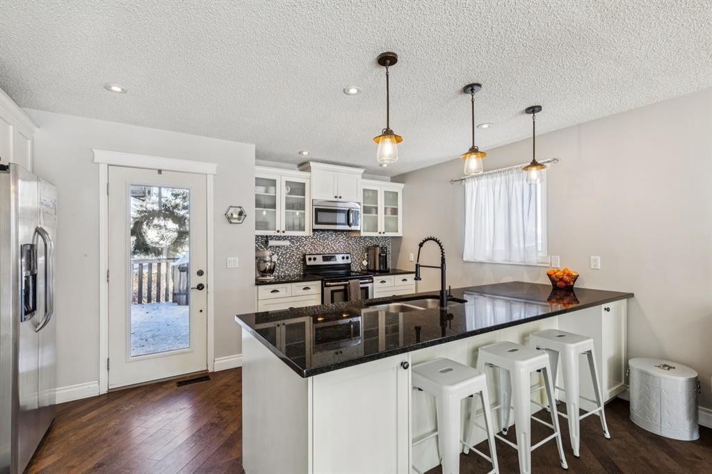 79 Riverglen Way Se, Calgary, AB - Indoor Photo Showing Kitchen With Upgraded Kitchen