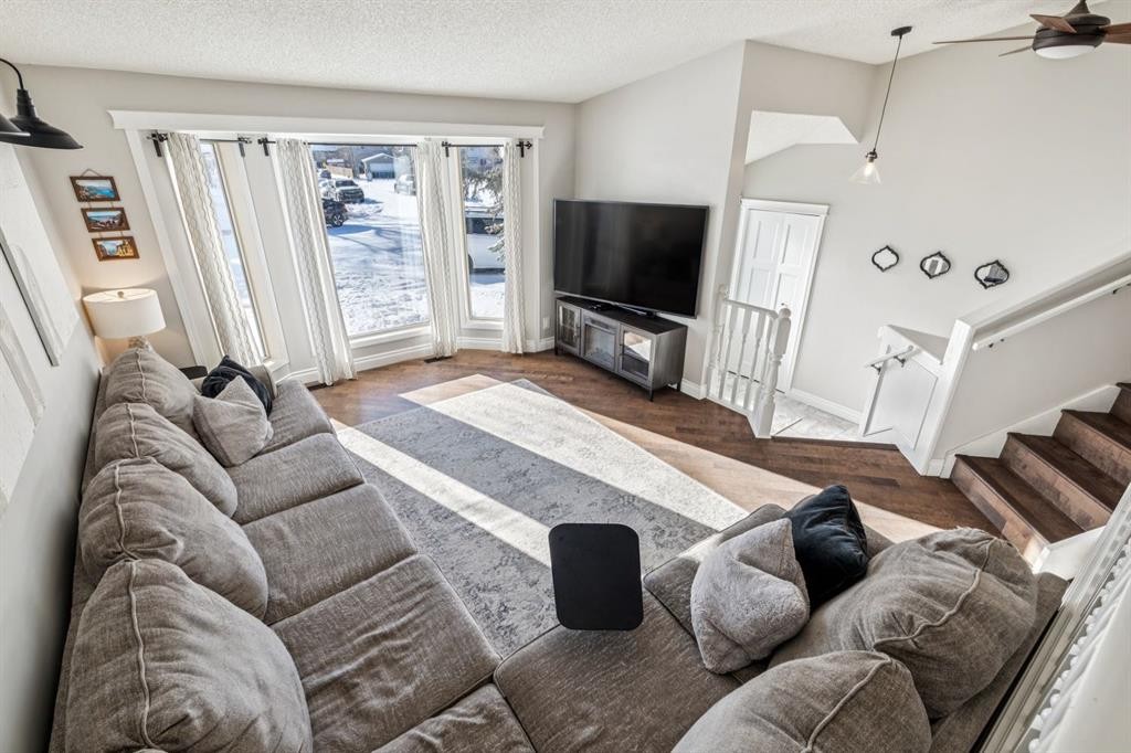 79 Riverglen Way Se, Calgary, AB - Indoor Photo Showing Living Room