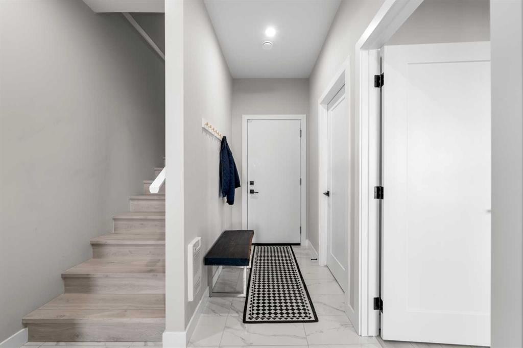 8161 8 Avenue, Calgary, AB - Indoor Photo Showing Other Room