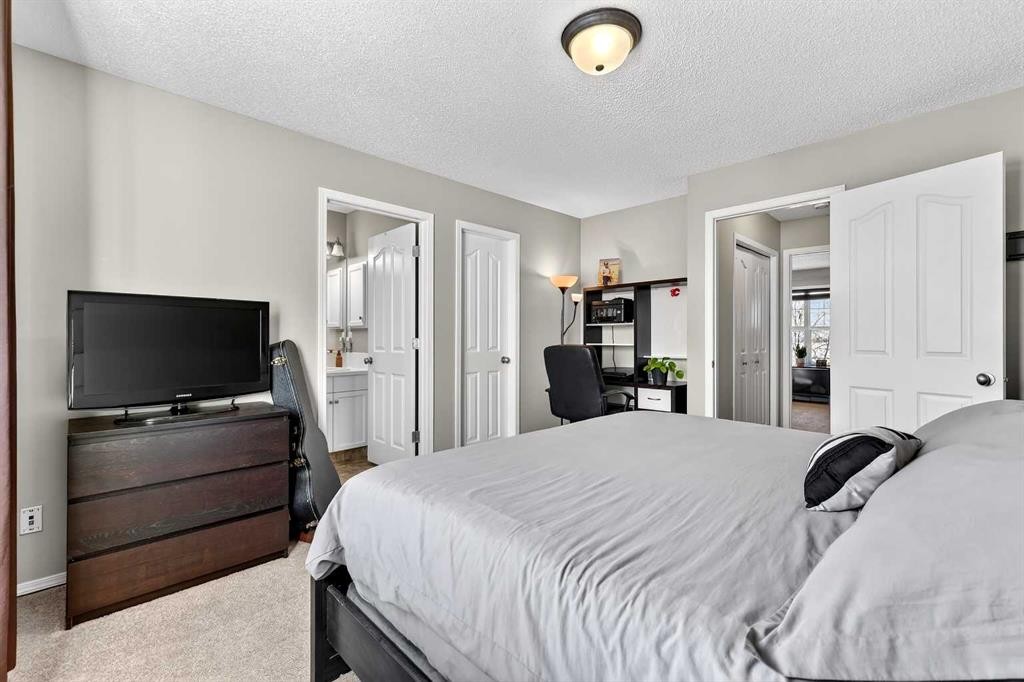 88 Cramond Green Se, Calgary, AB - Indoor Photo Showing Bedroom