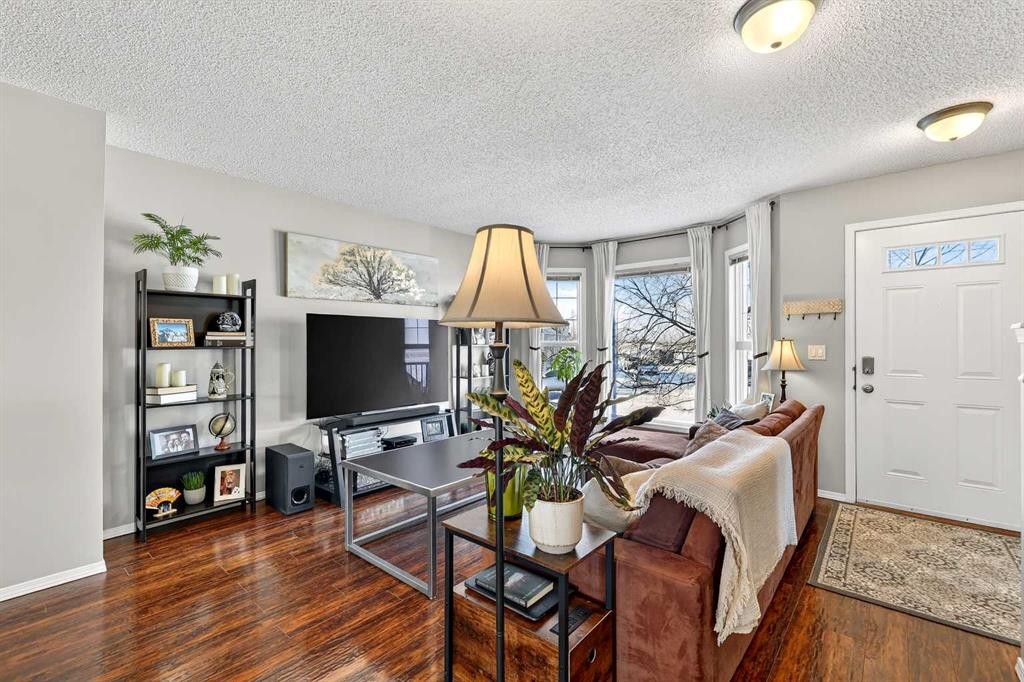 88 Cramond Green Se, Calgary, AB - Indoor Photo Showing Living Room