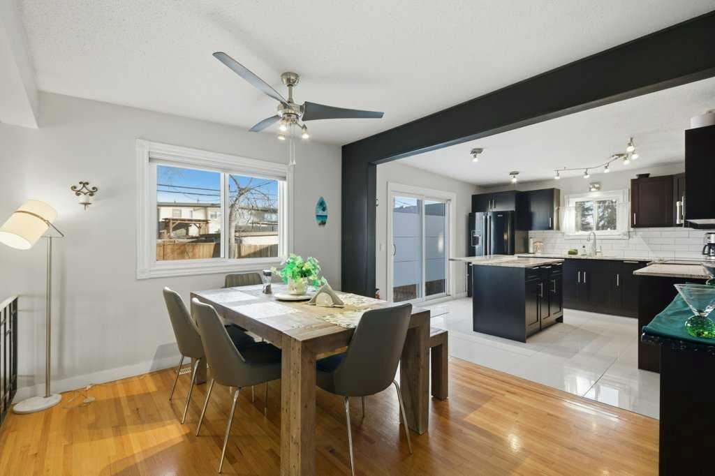 524 Hunterplain Hill Nw, Calgary, AB - Indoor Photo Showing Dining Room