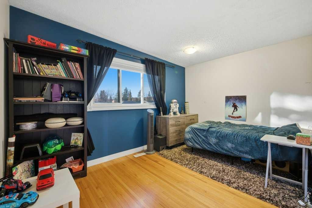 524 Hunterplain Hill Nw, Calgary, AB - Indoor Photo Showing Bedroom