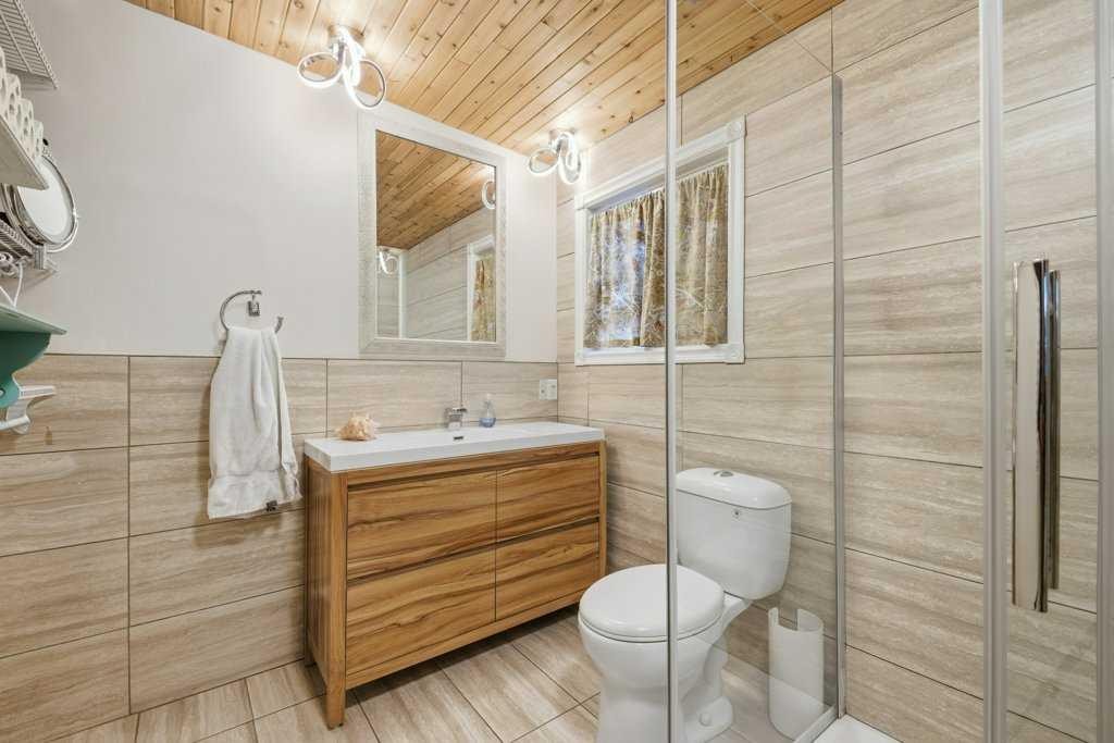 524 Hunterplain Hill Nw, Calgary, AB - Indoor Photo Showing Bathroom