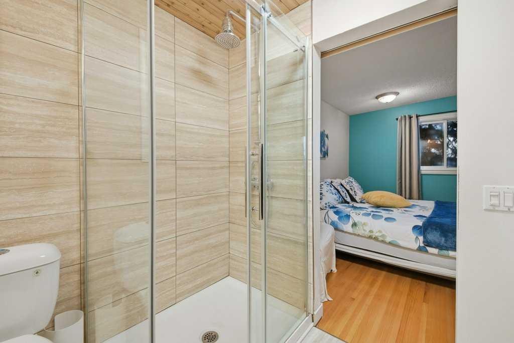 524 Hunterplain Hill Nw, Calgary, AB - Indoor Photo Showing Bathroom