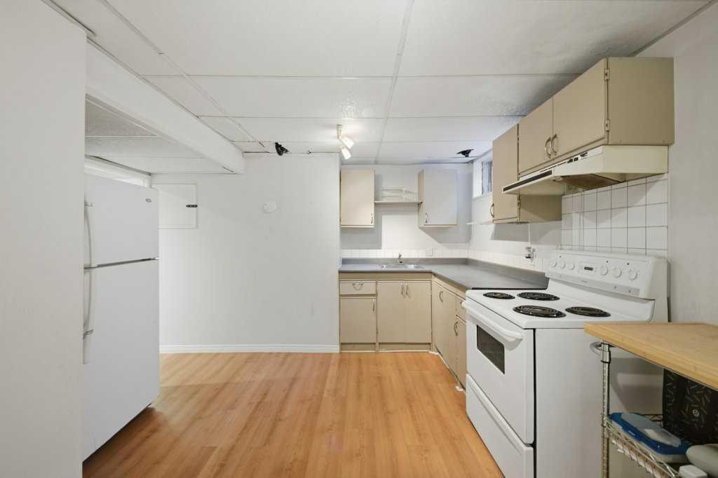 524 Hunterplain Hill Nw, Calgary, AB - Indoor Photo Showing Kitchen