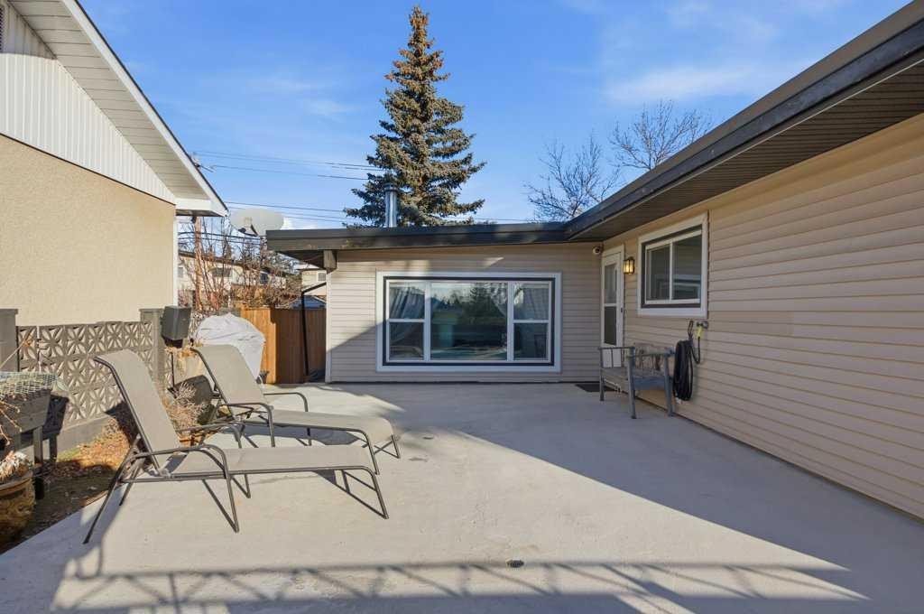 524 Hunterplain Hill Nw, Calgary, AB - Outdoor With Exterior