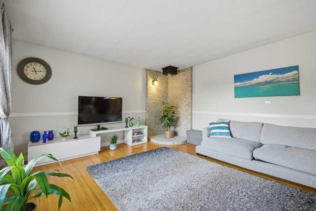524 Hunterplain Hill Nw, Calgary, AB - Indoor Photo Showing Living Room