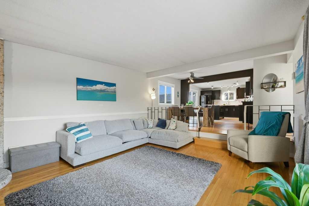 524 Hunterplain Hill Nw, Calgary, AB - Indoor Photo Showing Living Room