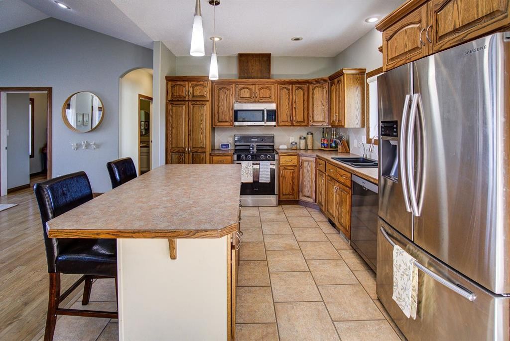 109 Derochie Drive, Claresholm, AB - Indoor Photo Showing Kitchen With Stainless Steel Kitchen