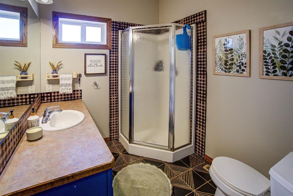 109 Derochie Drive, Claresholm, AB - Indoor Photo Showing Bathroom