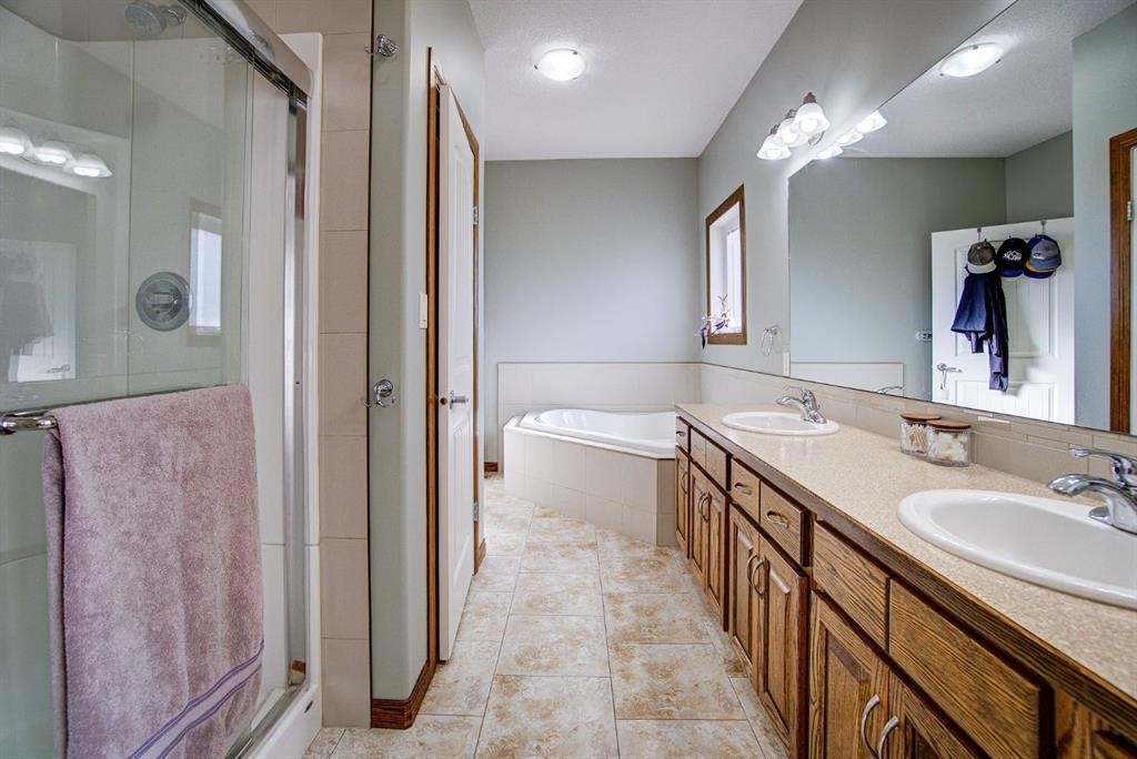 109 Derochie Drive, Claresholm, AB - Indoor Photo Showing Bathroom
