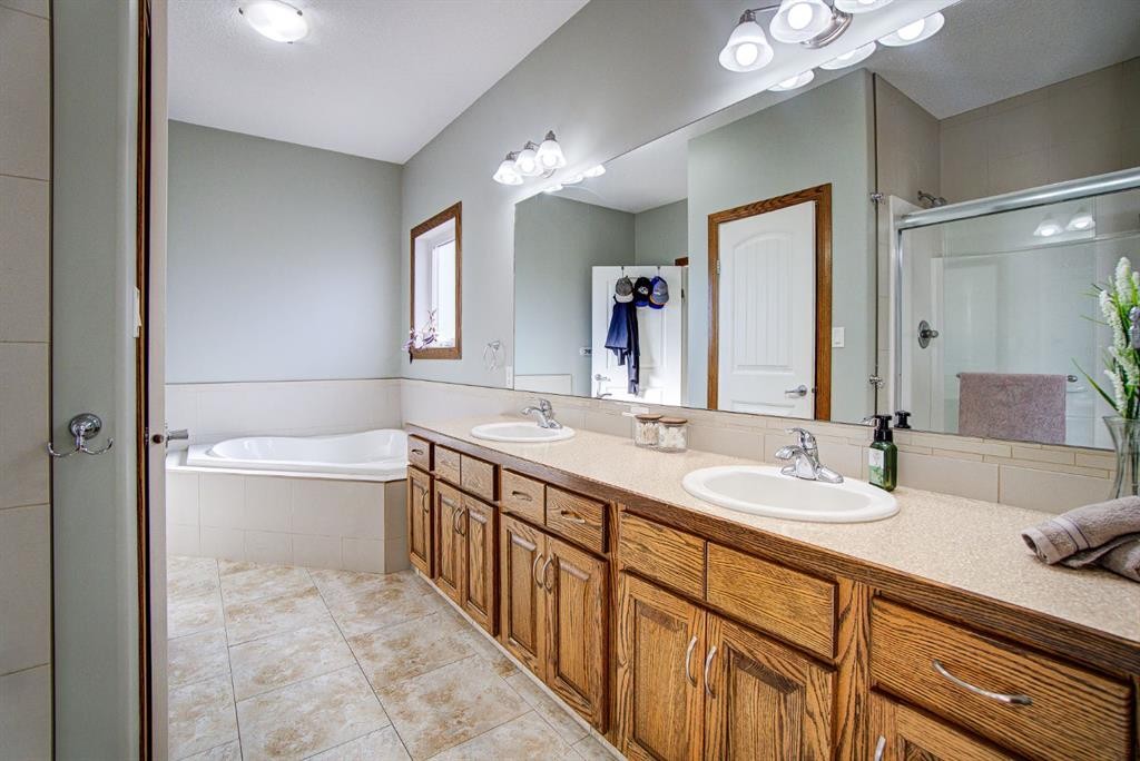 109 Derochie Drive, Claresholm, AB - Indoor Photo Showing Bathroom