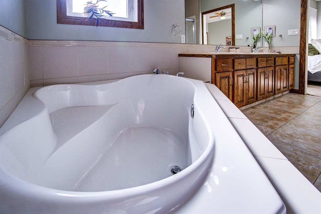 109 Derochie Drive, Claresholm, AB - Indoor Photo Showing Bathroom