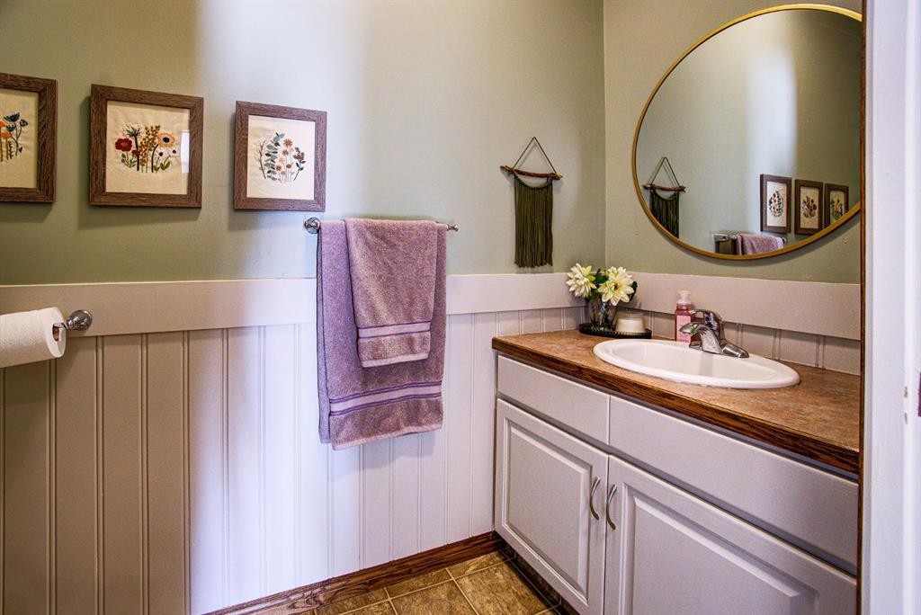 109 Derochie Drive, Claresholm, AB - Indoor Photo Showing Bathroom