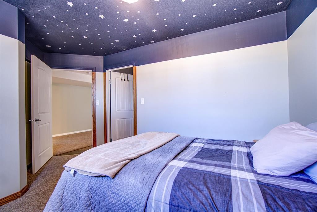 109 Derochie Drive, Claresholm, AB - Indoor Photo Showing Bedroom