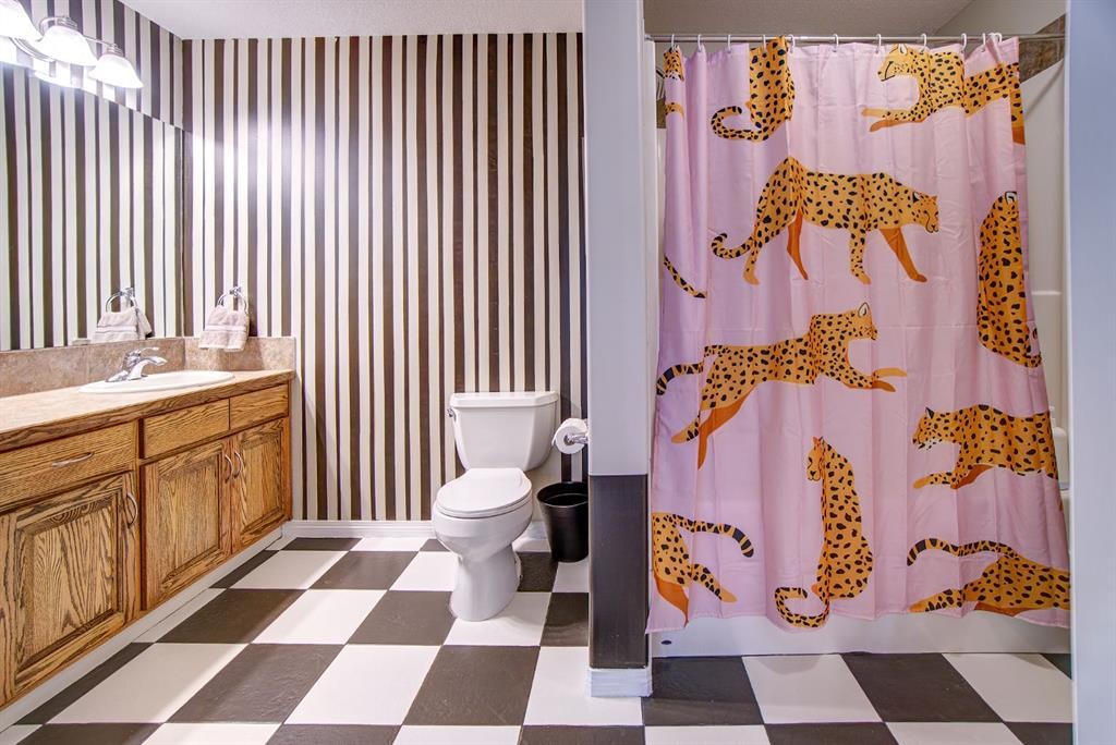 109 Derochie Drive, Claresholm, AB - Indoor Photo Showing Bathroom