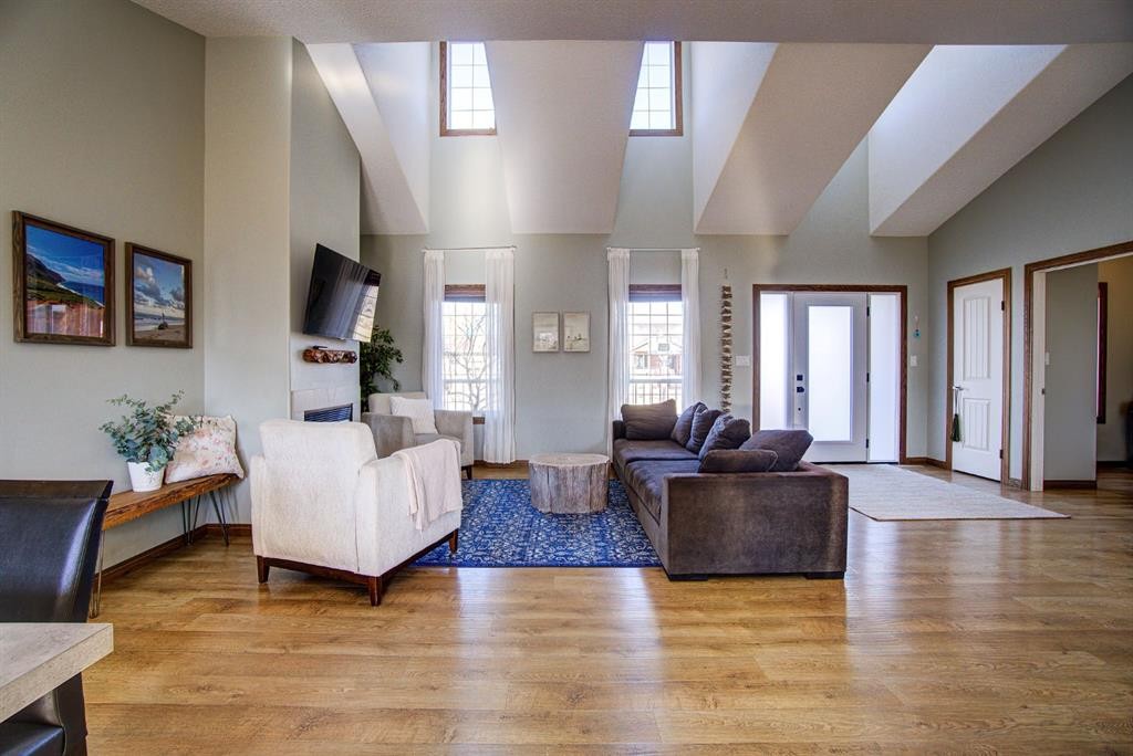 109 Derochie Drive, Claresholm, AB - Indoor Photo Showing Living Room