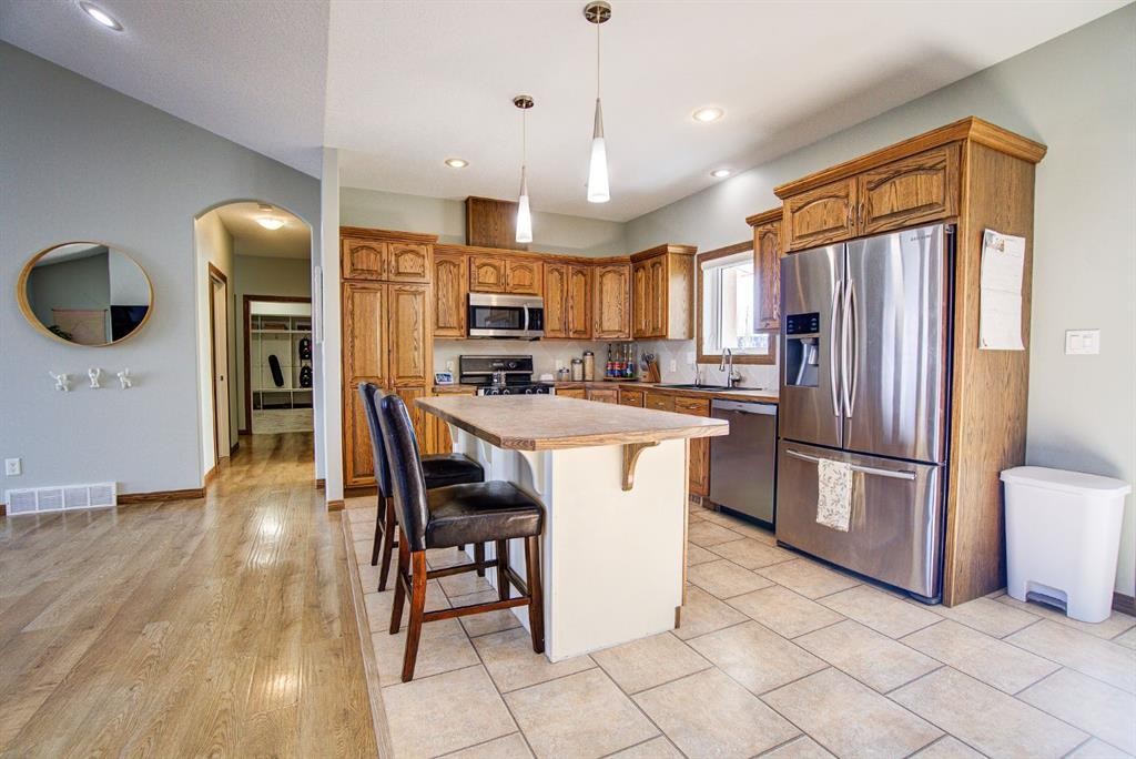 109 Derochie Drive, Claresholm, AB - Indoor Photo Showing Kitchen