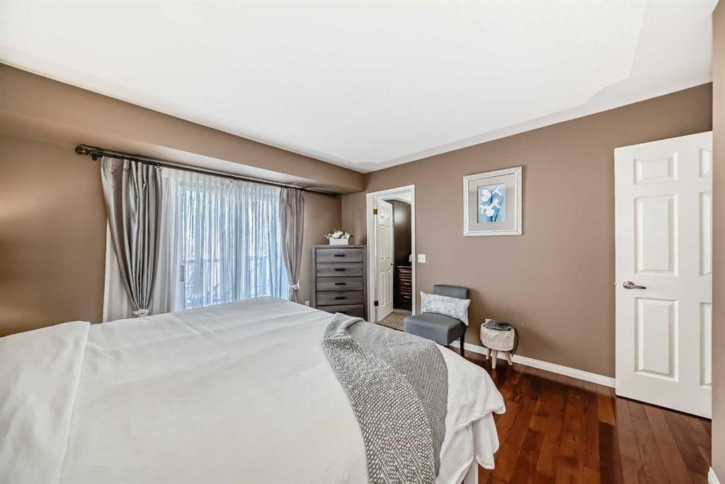 52 Hidden Vale Crescent Nw, Calgary, AB - Indoor Photo Showing Bedroom