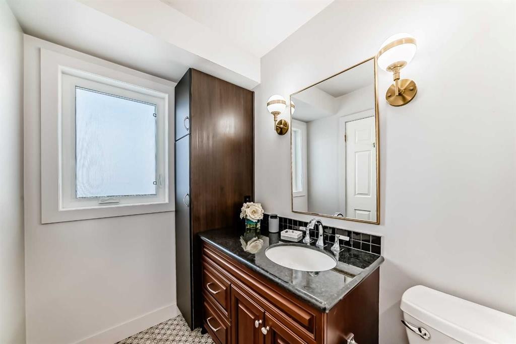 52 Hidden Vale Crescent Nw, Calgary, AB - Indoor Photo Showing Bathroom