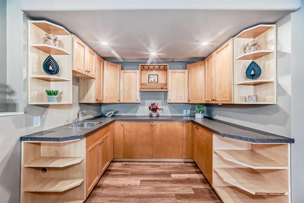52 Hidden Vale Crescent Nw, Calgary, AB - Indoor Photo Showing Kitchen