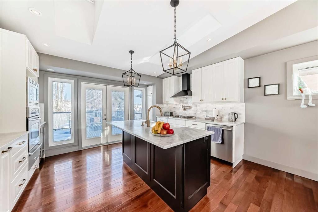 52 Hidden Vale Crescent Nw, Calgary, AB - Indoor Photo Showing Kitchen With Upgraded Kitchen