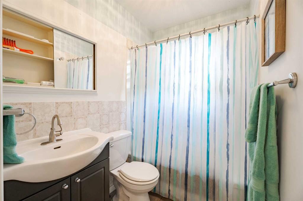 6507 34 Avenue Nw, Calgary, AB - Indoor Photo Showing Bathroom