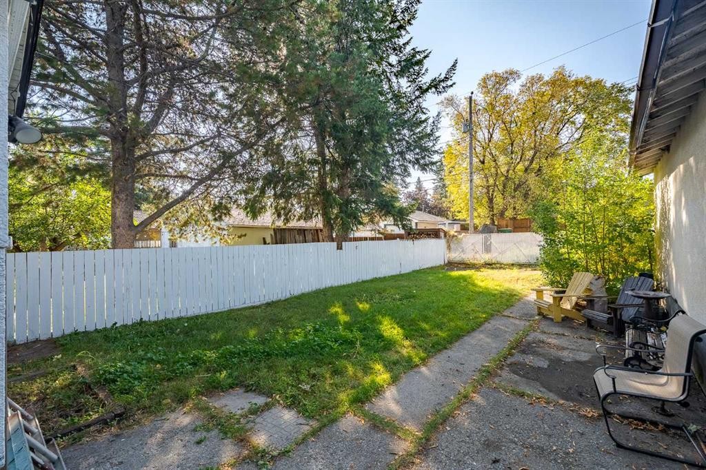 6507 34 Avenue Nw, Calgary, AB - Outdoor With Backyard