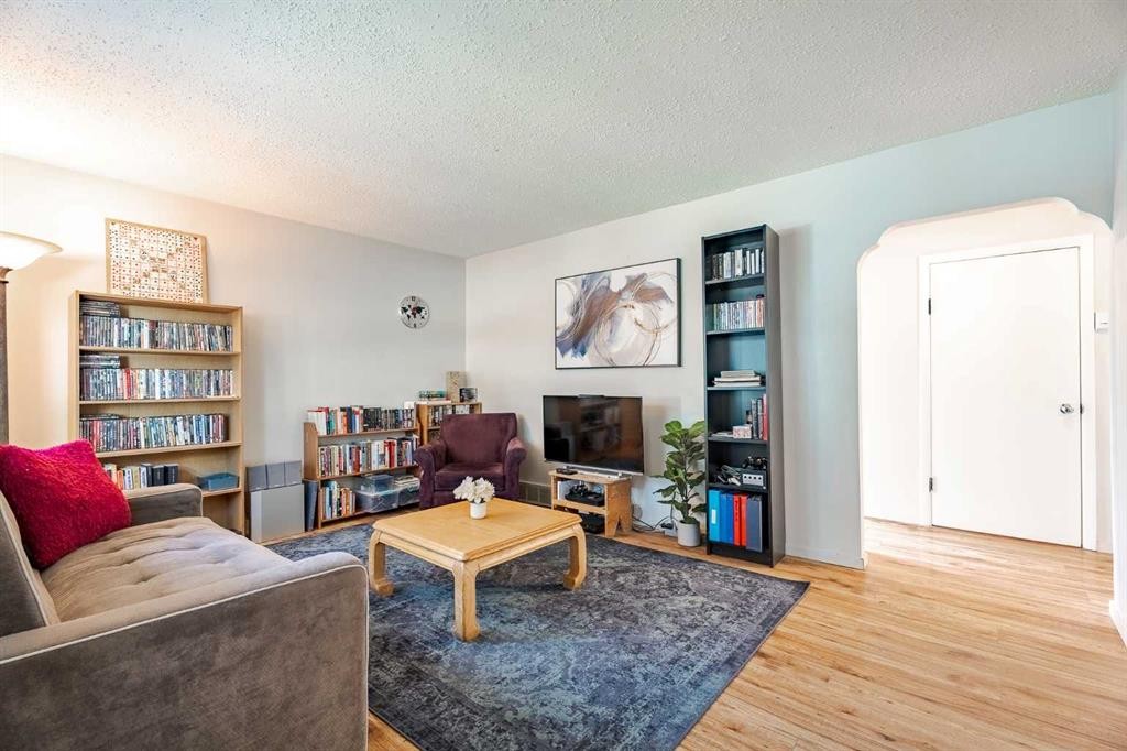 6507 34 Avenue Nw, Calgary, AB - Indoor Photo Showing Living Room