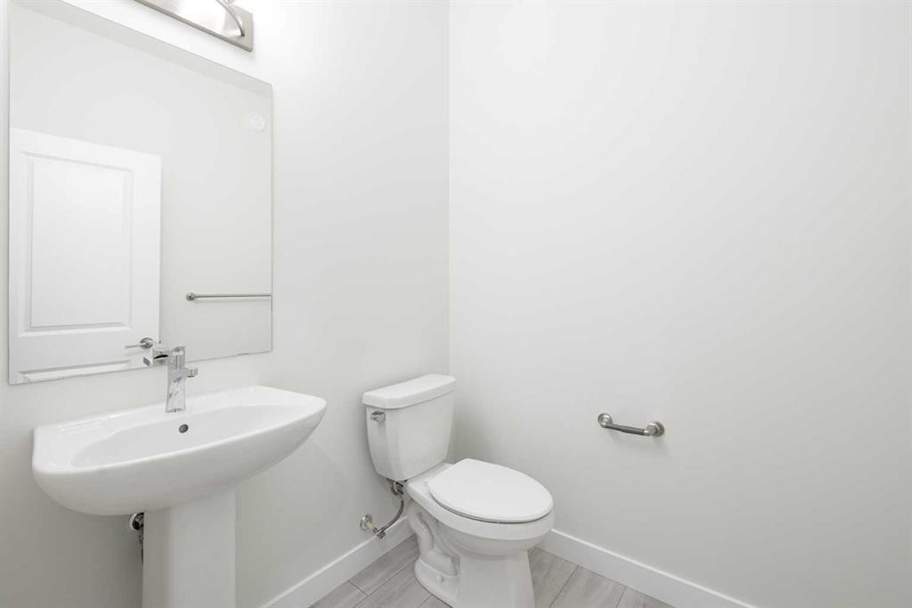 190 Sora Way Se, Calgary, AB - Indoor Photo Showing Bathroom