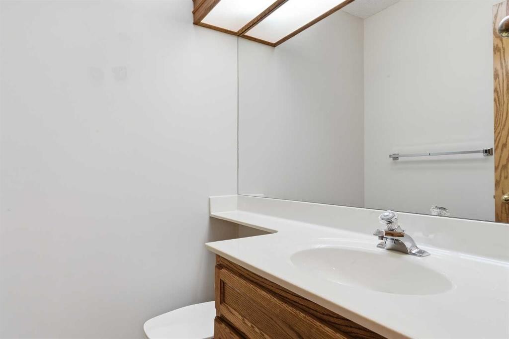 135 Hamptons Park Nw, Calgary, AB - Indoor Photo Showing Bathroom