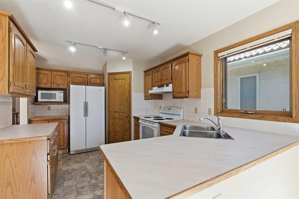 135 Hamptons Park Nw, Calgary, AB - Indoor Photo Showing Kitchen With Double Sink