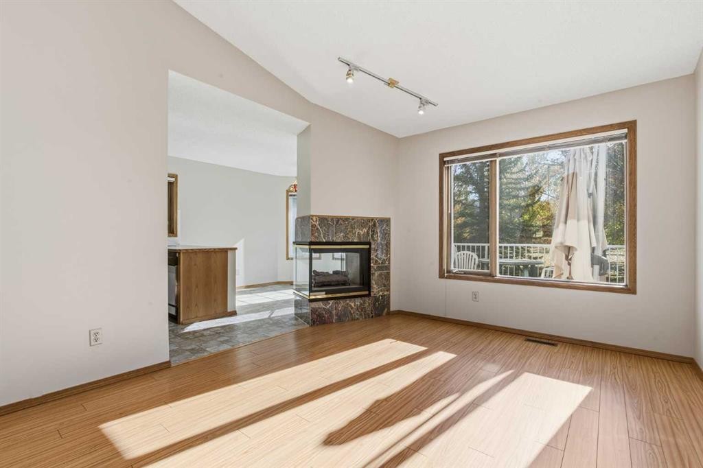 135 Hamptons Park Nw, Calgary, AB - Indoor Photo Showing Living Room With Fireplace