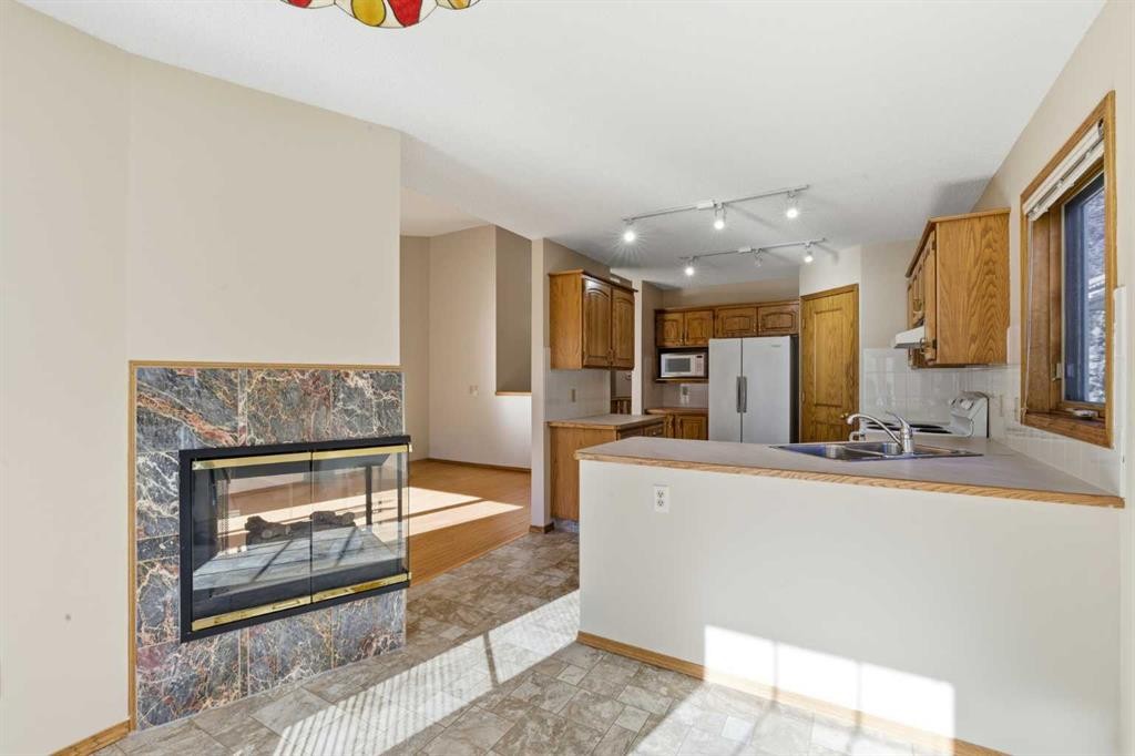 135 Hamptons Park Nw, Calgary, AB - Indoor Photo Showing Kitchen With Double Sink
