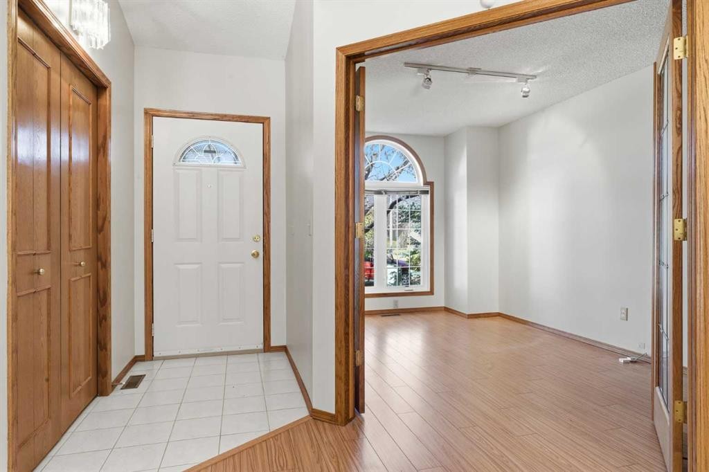 135 Hamptons Park Nw, Calgary, AB - Indoor Photo Showing Other Room
