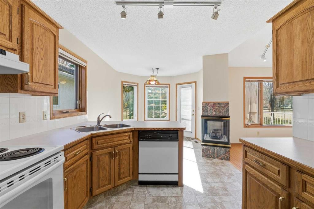135 Hamptons Park Nw, Calgary, AB - Indoor Photo Showing Kitchen With Double Sink
