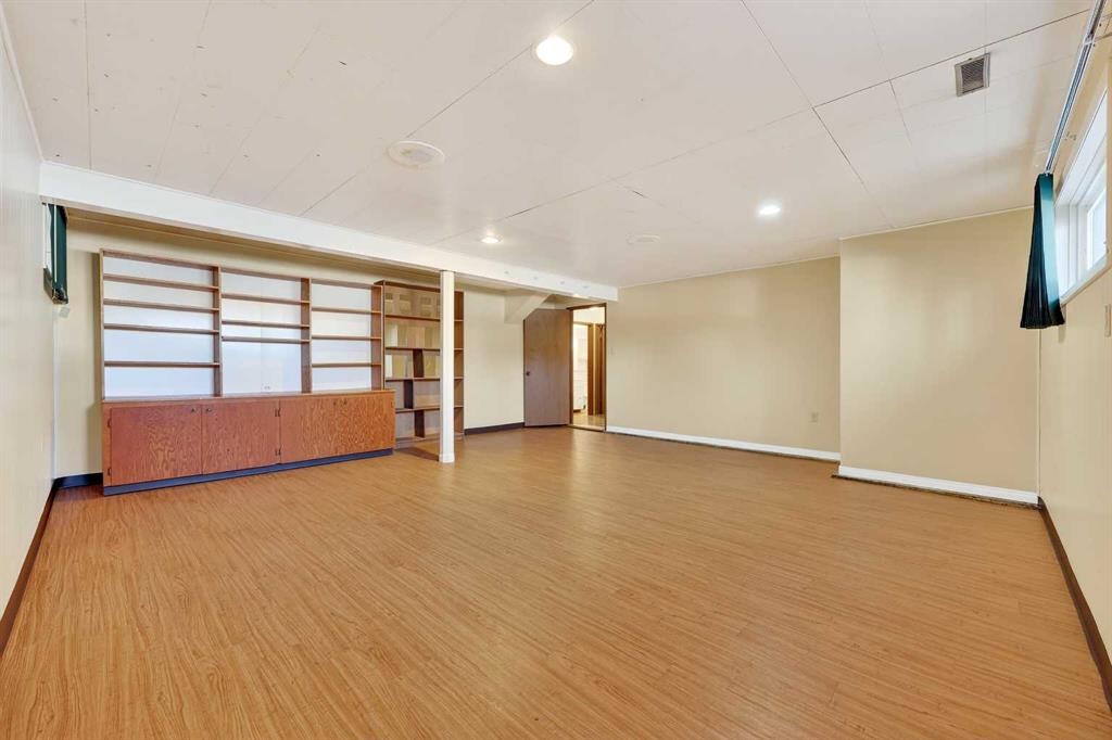 5315 Valiant Drive Nw, Calgary, AB - Indoor Photo Showing Other Room