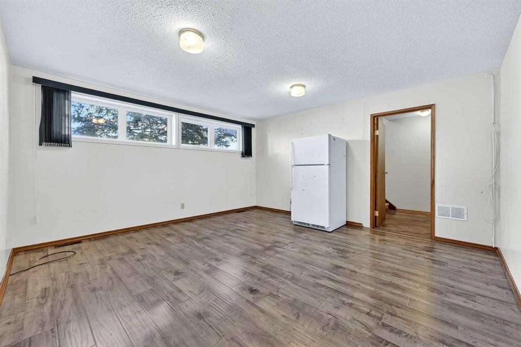 5315 Valiant Drive Nw, Calgary, AB - Indoor Photo Showing Other Room
