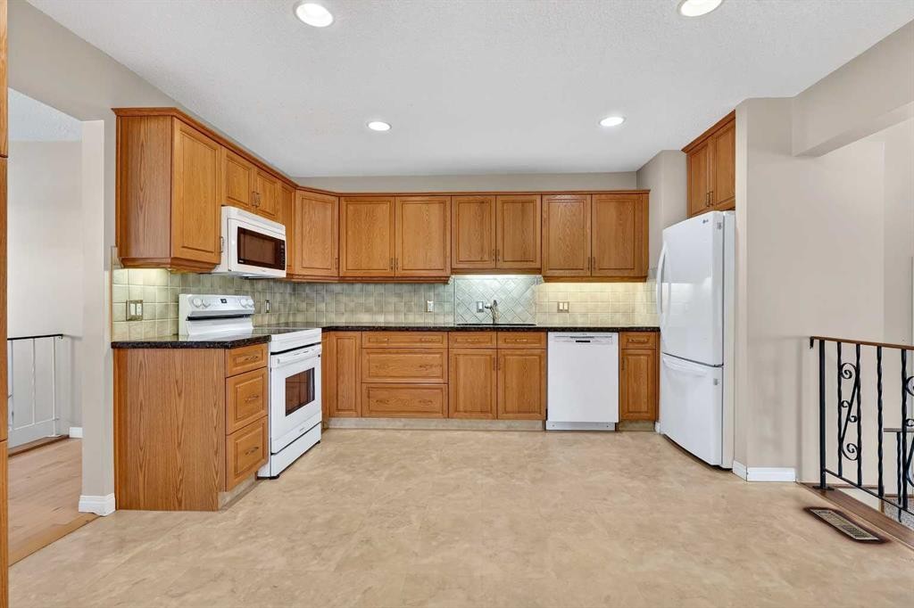 5315 Valiant Drive Nw, Calgary, AB - Indoor Photo Showing Kitchen
