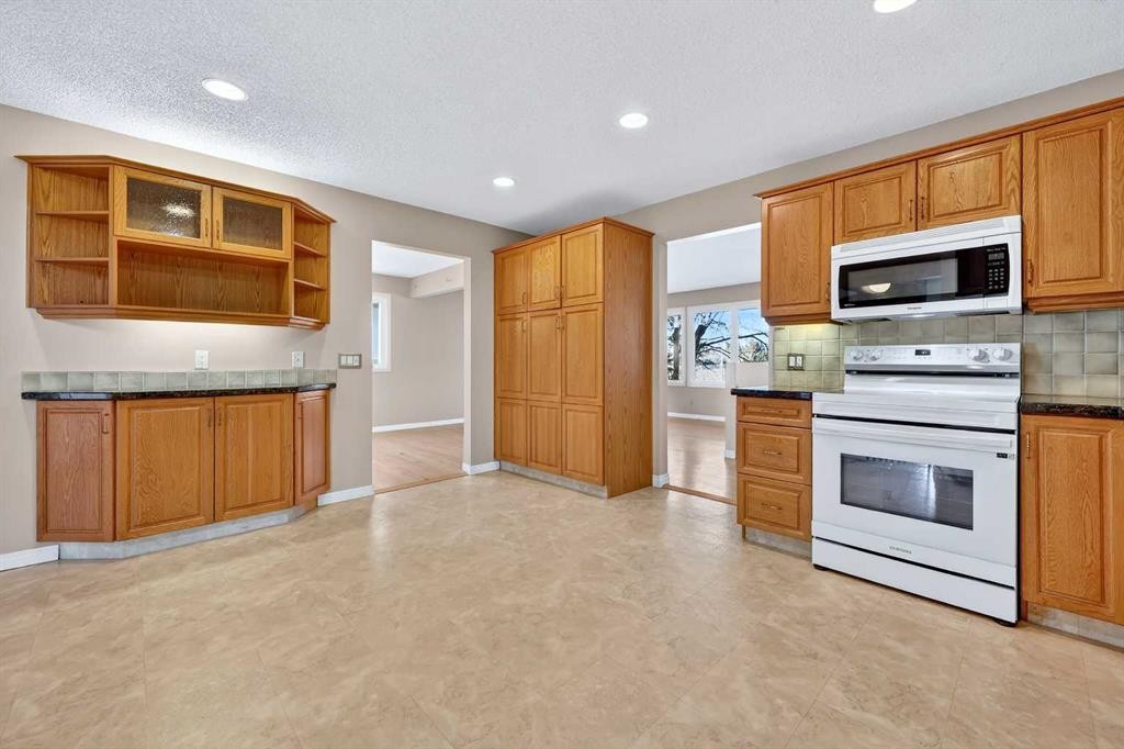5315 Valiant Drive Nw, Calgary, AB - Indoor Photo Showing Kitchen