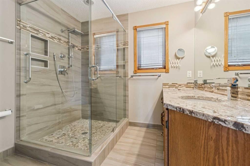 7117 California Boulevard Ne, Calgary, AB - Indoor Photo Showing Bathroom