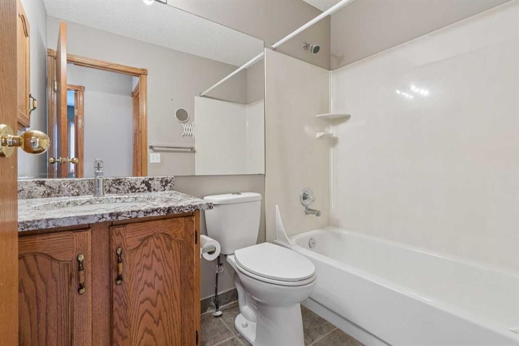 7117 California Boulevard Ne, Calgary, AB - Indoor Photo Showing Bathroom