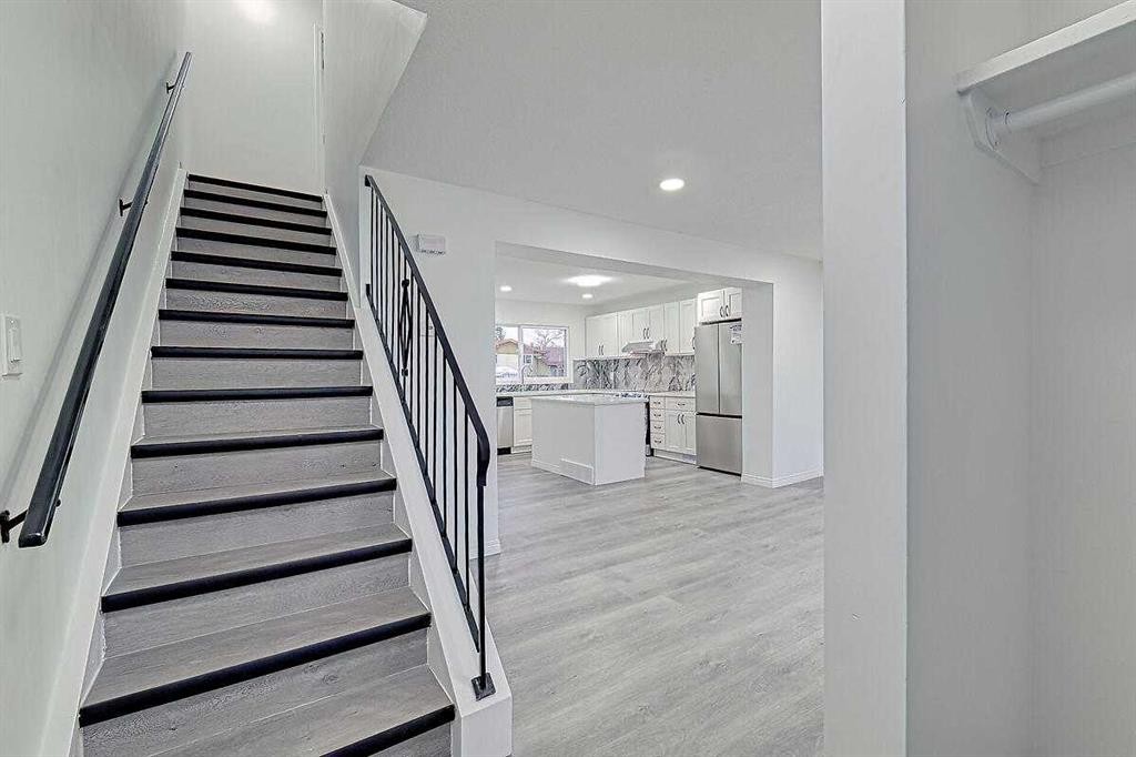 404 Pinehill Road Ne, Calgary, AB - Indoor Photo Showing Other Room