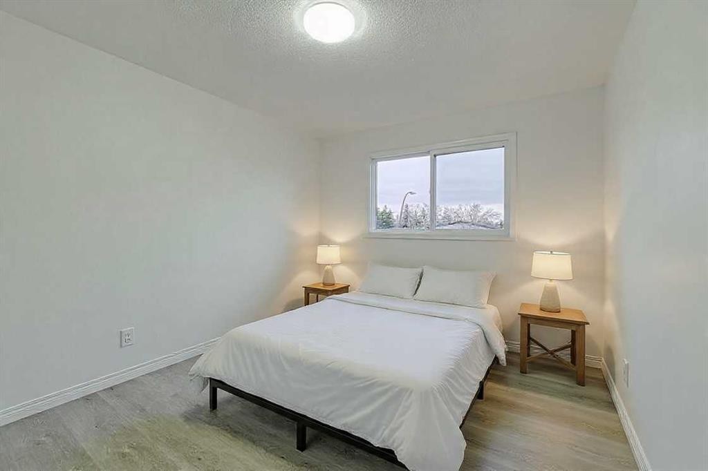 404 Pinehill Road Ne, Calgary, AB - Indoor Photo Showing Bedroom