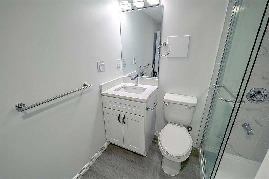 404 Pinehill Road Ne, Calgary, AB - Indoor Photo Showing Bathroom